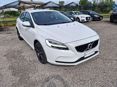 Usata Volvo V40 Momentum 120 CV (88 kW) 2017 Bianco Berlina