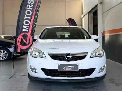 Usata Opel Astra Cosmo 140 CV (102 kW) 2010 Bianco Berlina