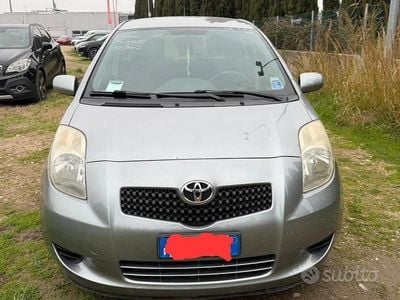 Usata Toyota Yaris Sol 89 CV (65 kW) 2007 Grigio Utilitaria