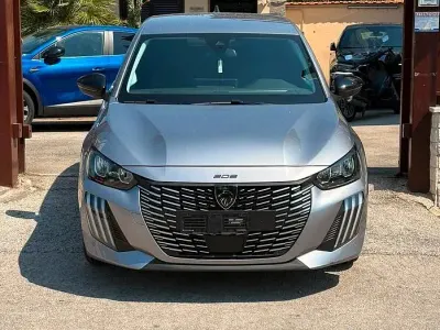 Usata Peugeot 208 Allure 101 CV (74 kW) 2025 Grigio Utilitaria