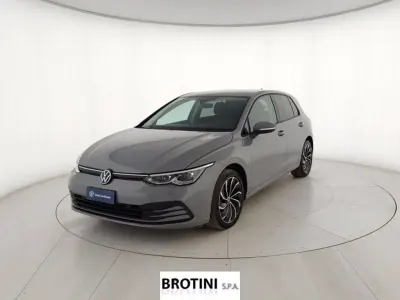 Usata VW Golf VIII Life 110 CV (80 kW) 2023 Grigio metallizzato Berlina
