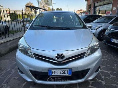 Usata Toyota Yaris Lounge 69 CV (50 kW) 2013 Argento Utilitaria