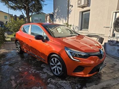 Używany Renault Clio V SE 67 KM (49 kW) 2023 Pomarańczowy Sedan/Limuzyna