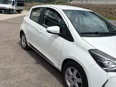 Usata Toyota Yaris 68 CV (50 kW) 2017 Bianco Berlina