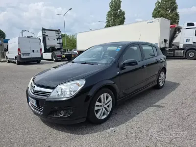Usata Opel Astra Enjoy 90 CV (66 kW) 2008 Nero Berlina