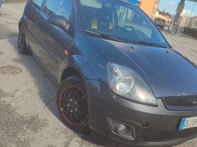 Usata Ford Fiesta 68 CV (50 kW) 2006 Grigio Utilitaria