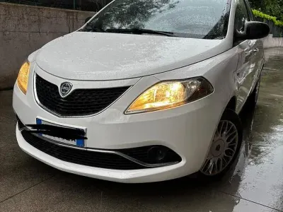 Usata Lancia Ypsilon 69 CV (50 kW) 2016 Bianco Utilitaria