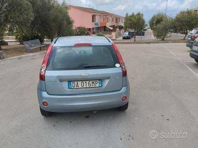 Usata Ford Fiesta Ghia 68 CV (50 kW) 2006 Blu Utilitaria