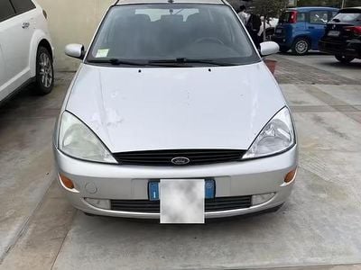 Begagnad Ford Focus 90 HK (66 kW) 2001 Grå Kombi