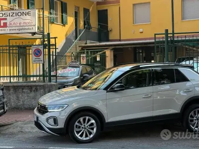 Usata VW T-Roc Life 110 CV (80 kW) 2023 Bianco SUV