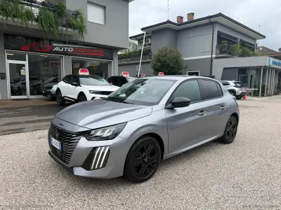 Usata Peugeot 208 Allure 101 CV (74 kW) 2025 Grigio Utilitaria