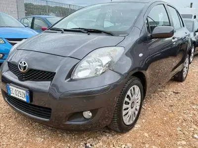 Begagnad Toyota Yaris Sol 100 HK (73 kW) 2010 Grå Halvkombi