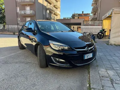 Używany Opel Astra 110 KM (80 kW) 2011 Sedan/Limuzyna