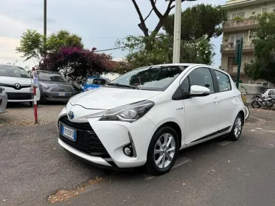 Usata Toyota Yaris Hybrid Active 73 CV (53 kW) 2017 Bianco Berlina