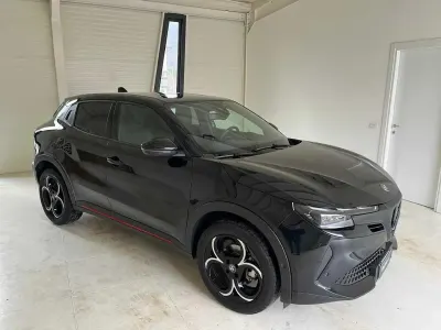 Käytetty Alfa Romeo Junior Edizione Speciale 136 HP (100 kW) 2024 Musta Katumaasturi