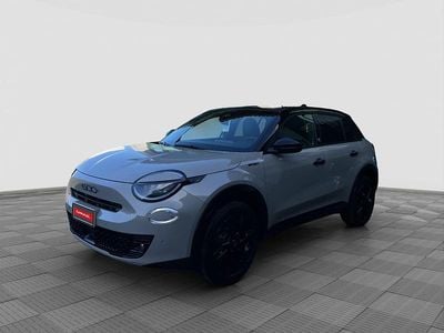 Nuova Fiat 600 136 CV (100 kW) 2026 Crema cappuccino con tetto nero SUV