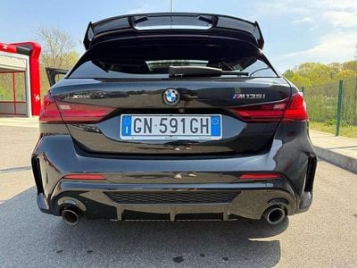 Begagnad BMW M135 Comfort Edition 306 HK (225 kW) 2023 Svart Halvkombi