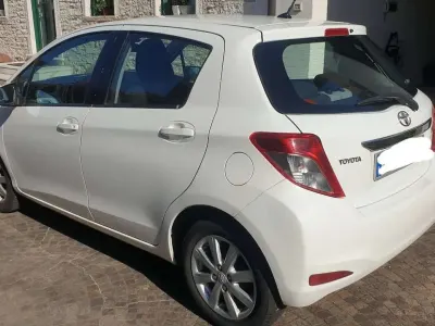 Usata Toyota Yaris Lounge 69 CV (50 kW) 2012 Bianco Utilitaria