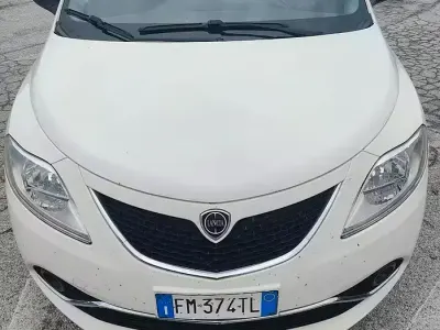 Gebraucht Lancia Ypsilon 69 PS (50 kW) 2018 Weiß Kleinwagen