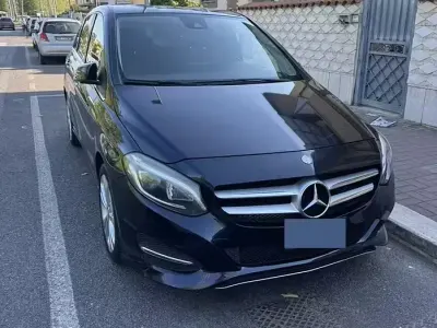Usata Mercedes B180 109 CV (80 kW) 2017 Blu Utilitaria