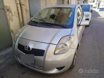 Usata Toyota Yaris 69 CV (50 kW) 2007 Grigio Utilitaria