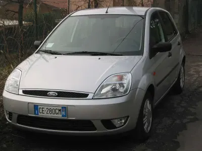 Usata Ford Fiesta Ghia 79 CV (58 kW) 2002 Argento Utilitaria