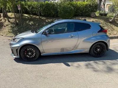 Usata Toyota Yaris 280 CV (205 kW) 2024 Grigio Utilitaria