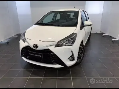 Usata Toyota Yaris Lounge 69 CV (50 kW) 2017 Argento Berlina