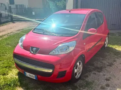 Usata Peugeot 107 Access 68 CV (50 kW) 2011 Rosso Utilitaria