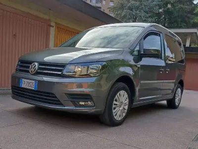 Usata VW Caddy 102 CV (75 kW) 2018 Grigio Monovolume