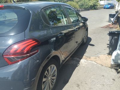 Blu Usata 2016 Peugeot 208 Utilitaria | 9200 €