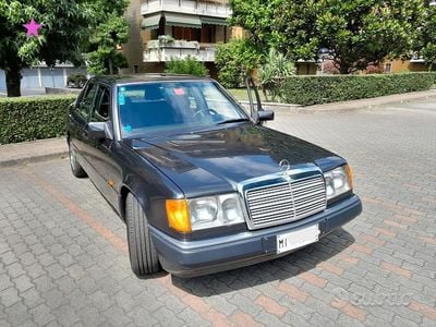 Usata Mercedes E200 122 CV (89 kW) 1991 Nero Berlina