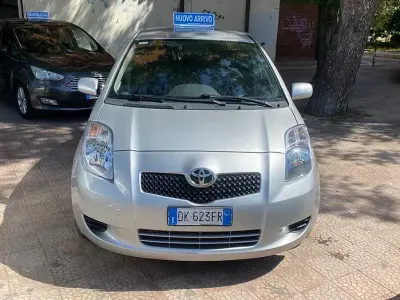 Usata Toyota Yaris Sol 69 CV (50 kW) 2007 Grigio Utilitaria