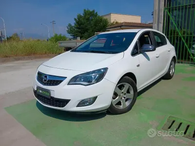 Usata Opel Astra Cosmo 140 CV (102 kW) 2010 Bianco Berlina