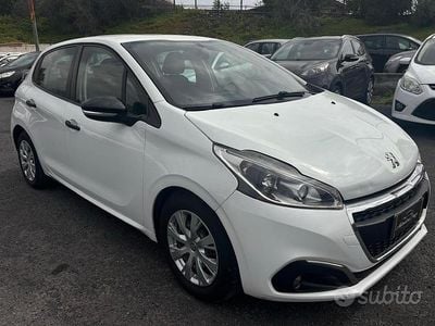 Usata Peugeot 208 Active 68 CV (50 kW) 2014 Bianco Utilitaria