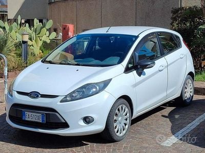 Usata Ford Fiesta 97 CV (71 kW) 2010 Bianco Utilitaria