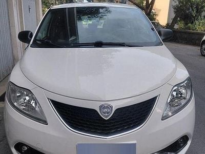 Begagnad Lancia Ypsilon Silver 69 HK (50 kW) 2016 Vit Halvkombi