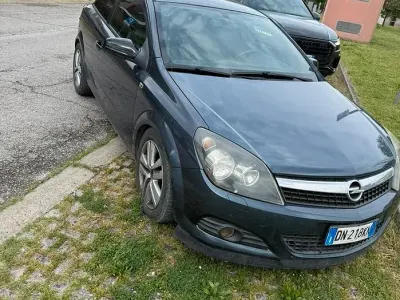 Begagnad Opel Astra 125 HK (91 kW) 2008 Grå Sportkupé