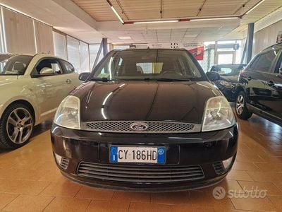 Usata Ford Fiesta Ghia 75 CV (55 kW) 2005 Nero Utilitaria