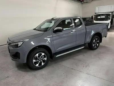 Nuova Isuzu D-Max 163 CV (119 kW) 2026 Kinabalu gray Pick-up