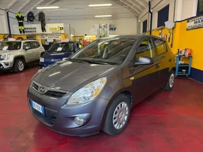 Usata Hyundai i20 Comfort 77 CV (56 kW) 2011 Grigio Utilitaria