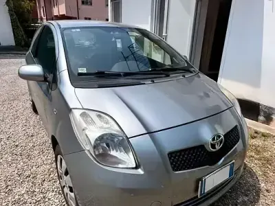 Usata Toyota Yaris 69 CV (50 kW) 2007 Grigio Utilitaria