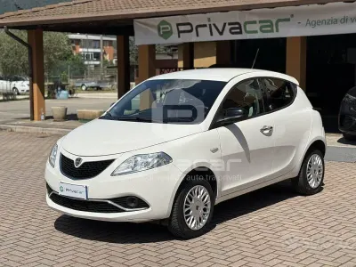 Käytetty Lancia Ypsilon Platinum 85 HP (62 kW) 2016 Valkoinen Viistoperä