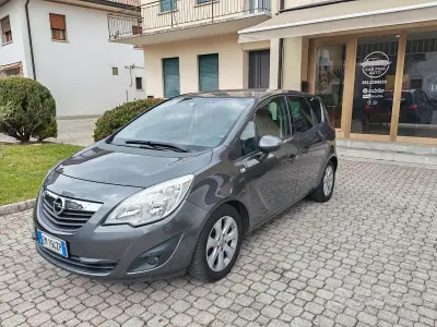 Usado Opel Meriva Cosmo 110 CV (80 kW) 2012 Gris Monovolumen
