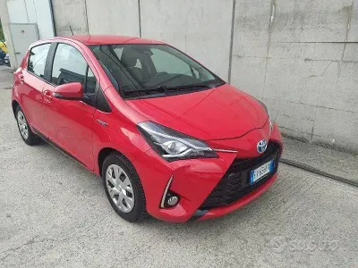 Usata Toyota Yaris Hybrid Active 73 CV (53 kW) 2019 Rosso Berlina