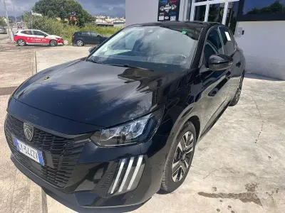 Usata Peugeot 208 Allure 101 CV (74 kW) 2025 Nero Utilitaria