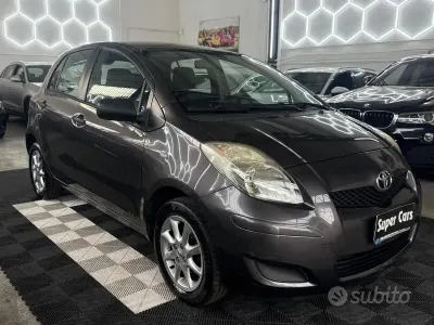 Usata Toyota Yaris Sol 69 CV (50 kW) 2010 Grigio Utilitaria