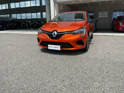 Usata Renault Clio V Equilibre 65 CV (47 kW) 2023 Arancione Berlina