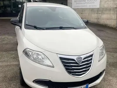 Usado Lancia Ypsilon Gold 69 HP (50 kW) 2012 Citadino