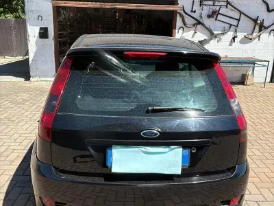 Usata Ford Fiesta 90 CV (66 kW) 2005 Nero Utilitaria